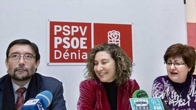 La ex alcaldesa socialista de Dénia (centro), Paqui Viciano