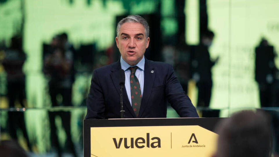 El consejero de Presidencia de la Junta de Andalucía, Elías Bendodo, durante la presentación de la estrategia "Andalucía Vuela" en Sevilla.