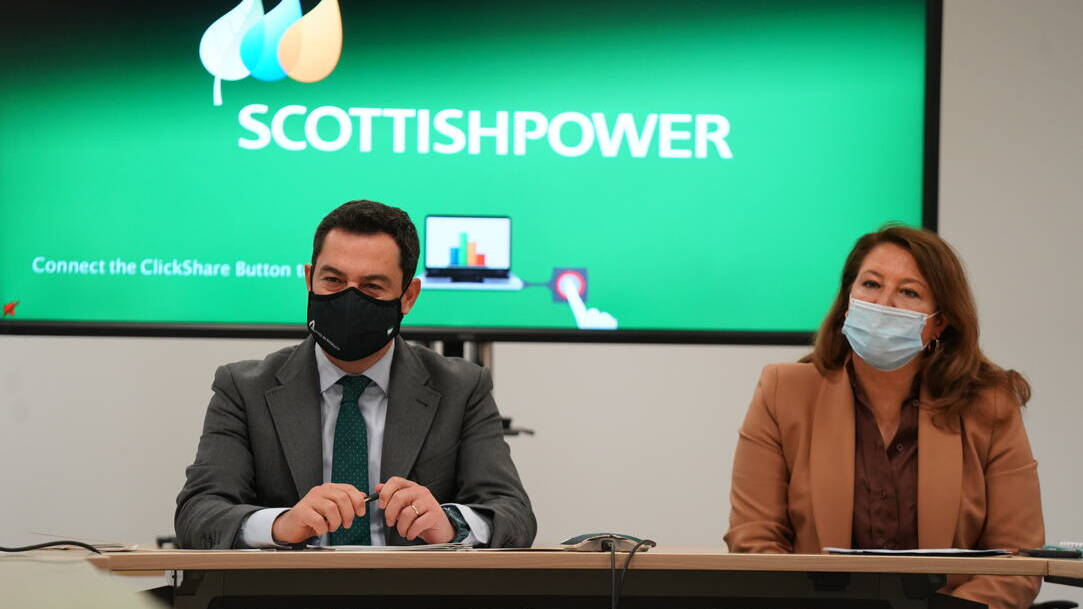 El presidente de la Junta de Andalucía, Juanma Moreno, junto a la consejera de Medio Ambiente, Carmen Crespo, en una de las reuniones celebradas en la Cumbre del Clima, en Glasgow.
