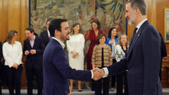 Medio Gobierno se suma a un referéndum ilegal para echar al Rey de España