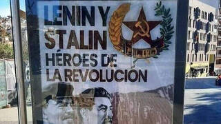 La propaganda comunista en las marquesinas de Barcelona retrata a Ada Colau