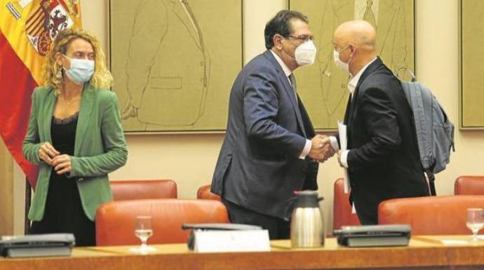 El magistrado Enrique Arnaldo junto al diputado del PSOE, Odón Elorza.