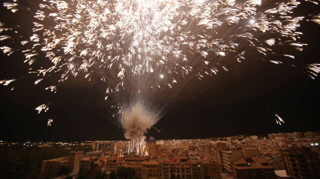 La Nit de l'Albà ilumina toda la ciudad con los fuegos artificiales