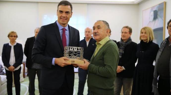 Sánchez, recibiendo un premio de manos del líder de la UGT, Pepe Álvarez.