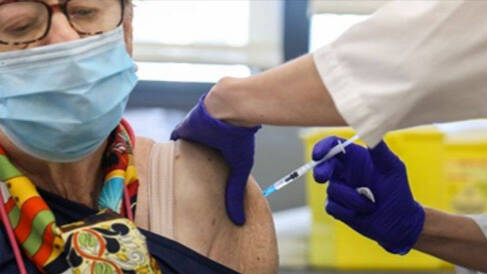 Vacunación contra la gripe en una imagen de archivo