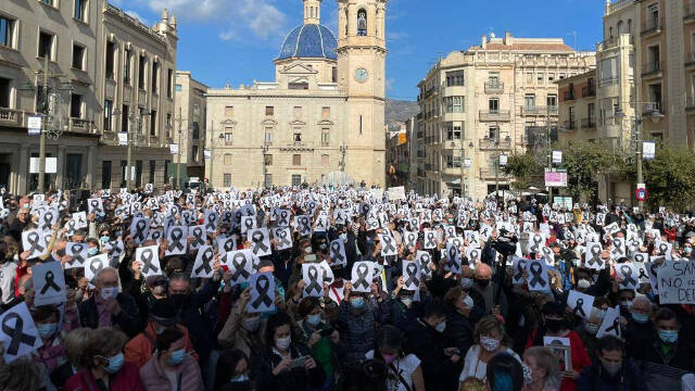 La plaza de España de Alcoy ha acogido la protesta contra la falta de profesionales del hospital