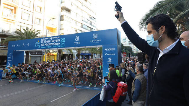 Salida de la 'III Gran Carrera del Mediterráneo - Costa Blanca Half Marathon 2021