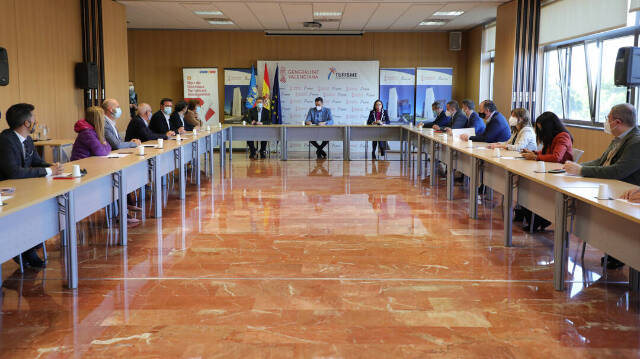 El presidente del Gobierno y el president de la Generalitat se han reunido con representantes del sector turístico en Benidorm