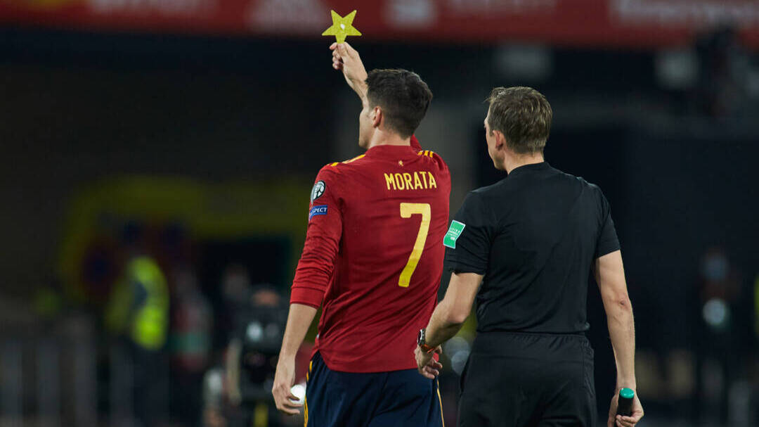 Morata, mostrando una estrella amarilla tras marcar el gol del triunfo ante Suecia. 