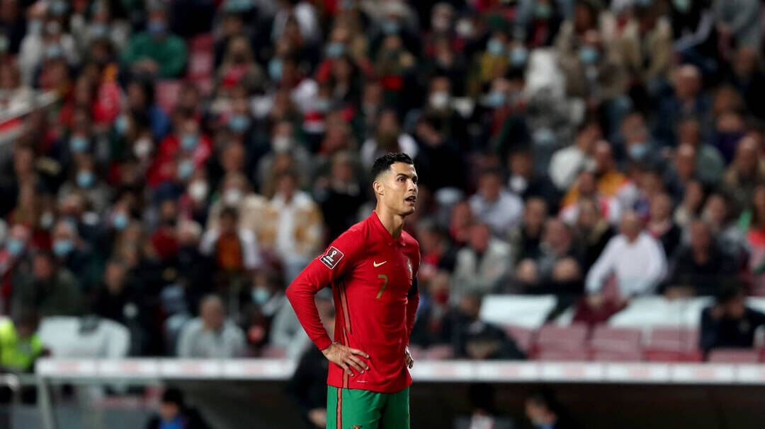 Cristiano Ronaldo, lamentándose de la derrota portuguesa frente a Serbia. 