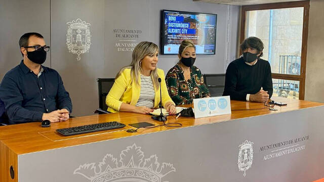 La vicealcaldesa de Alicante y concejal de Turismo, Mari Carmen Sánchez, ha explicado la finalidad de estos bonos
