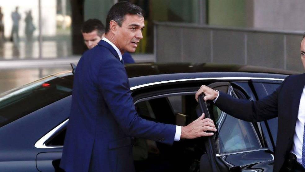 Pedro Sánchez, subiendo al coche oficial