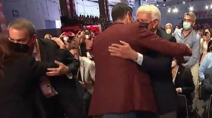 El comentado abrazo de Sánchez y Felipe en el congreso del PSOE.