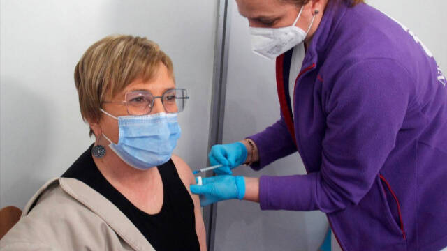 La consellera de Sanidad, Ana Barceló, se vacuna
