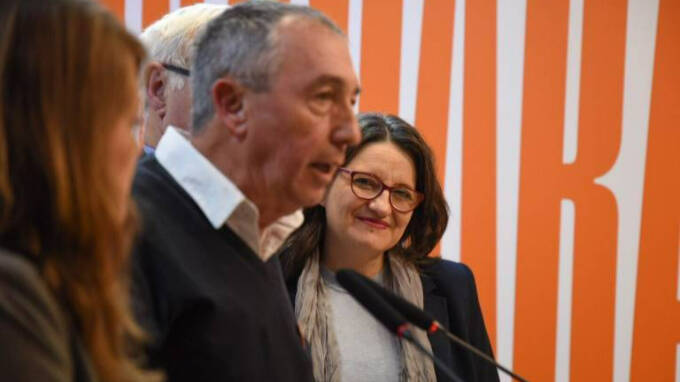 Joan Baldoví en una rueda de prensa bajo la atenta mirada de Mónica Oltra