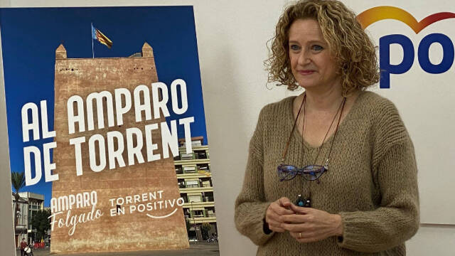 Amparo Folgado, presidenta del PP de Torrent, con el cartel de su campaña