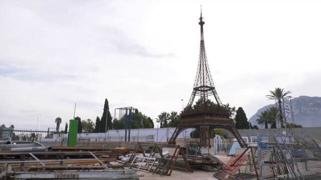 La reproducción de la torre parisina está en una chatarrería de Dènia