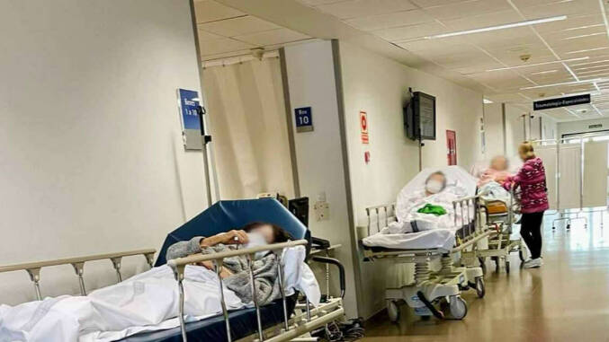 Pacientes en los pasillos del Hospital de Torrevieja