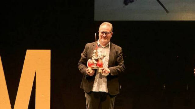 Vicent Flor, director del Institut Alfons el Magnànim, con el premio de novela de 20.000 euros entregado por un jurado de colaboradores y amigos suyos 