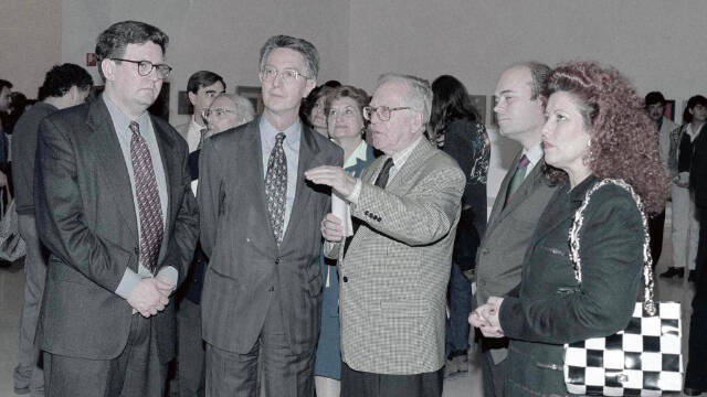 De izquierda a derecha, Juan Manuel Bonet, Georges Foucherau, Gerardo Rueda, Fernando Villalonga y Consuelo Císcar en la inauguración de 1996 en el IVAM de la Exposición del Gran Relieve 

