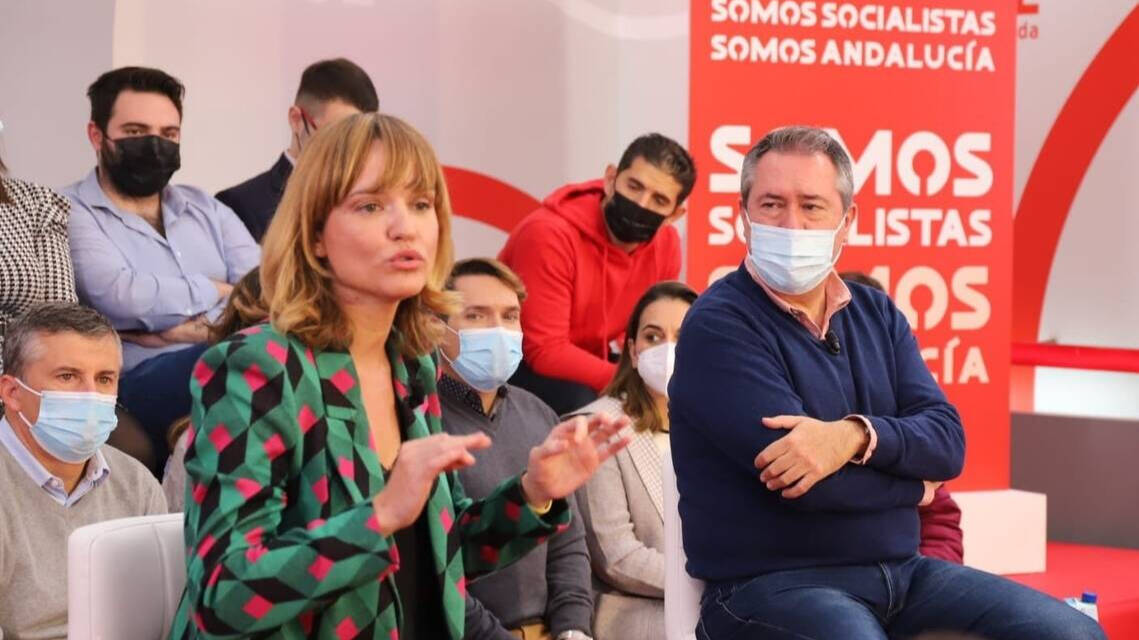 La ministra de Educación, Pilar Alegría, en el acto con el secretario del PSOE-A, Juan Espadas, en el que aseguró que Andalucía ha rechazado los fondos.