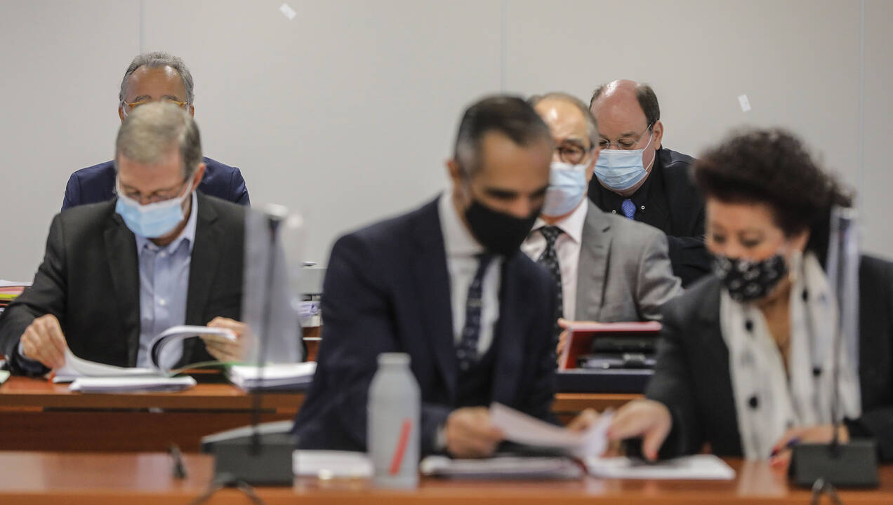 La exdirectora del Ivam Consuelo Ciscar y su abogado Juan Molpoceres durante un juicio por un presunto  que se inició en la Audiencia de Valencia, a 2 de noviembre de 2021.
