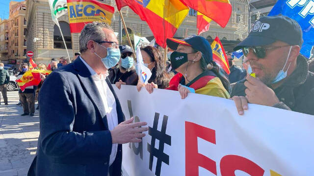 Toni Pérez ha acompañado a los policías en su protesta en la plaza de la Montañeta de Alicante
