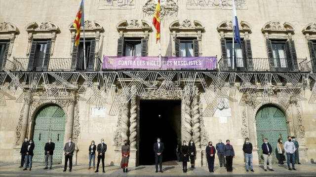 La fachada del Ayuntamiento de Alicante luce desde hoy una pancarta en repulsa por la violencia contra las mujeres