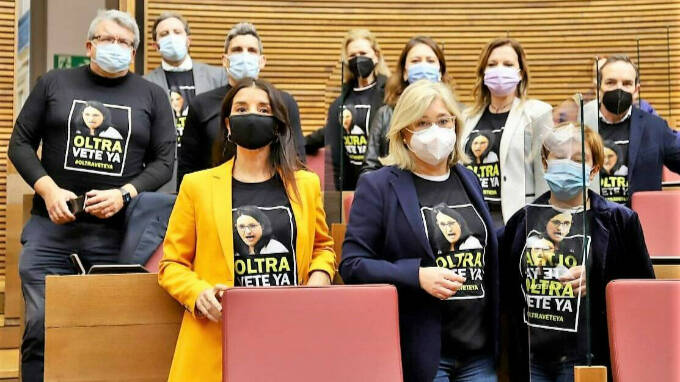 Los parlamentarios de Cs con camisetas en Les Corts para exigir la dimisión de Oltra