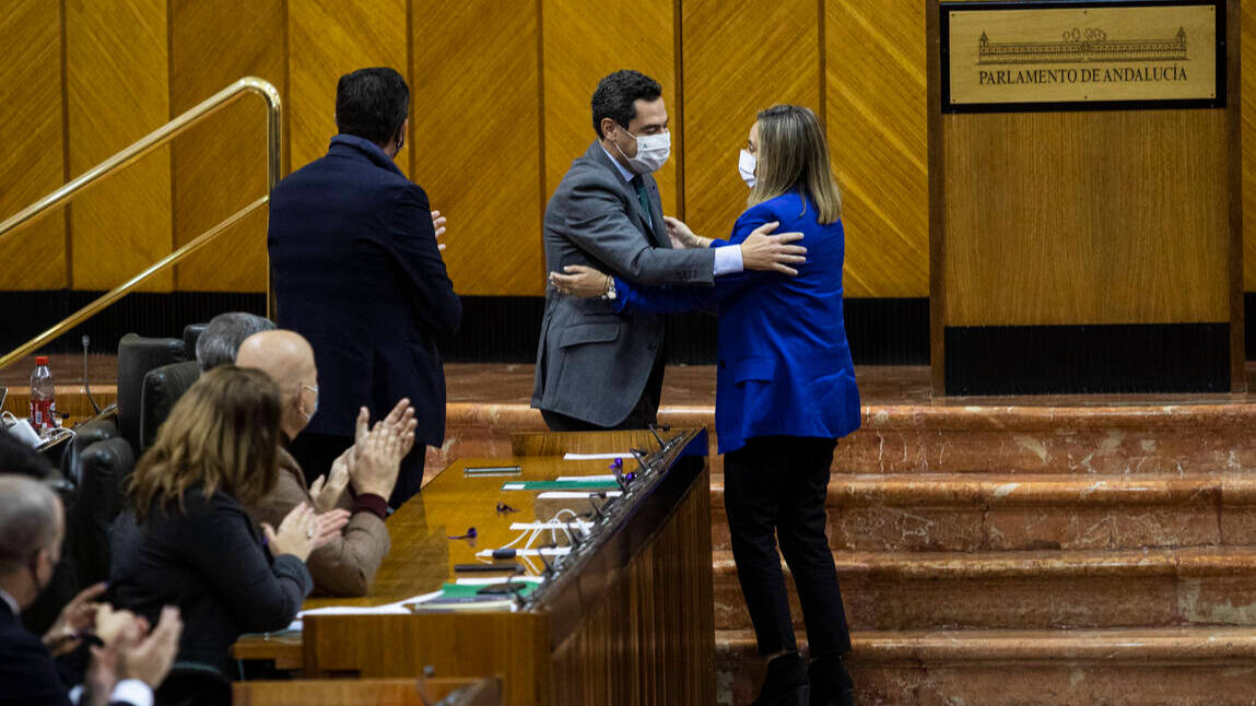 La consejera de Fomento y Ordenación del Territorio, Marifrán Carazo (PP), se abraza con el presidente Juanma Moreno, tras la aprobación de la LISTA.