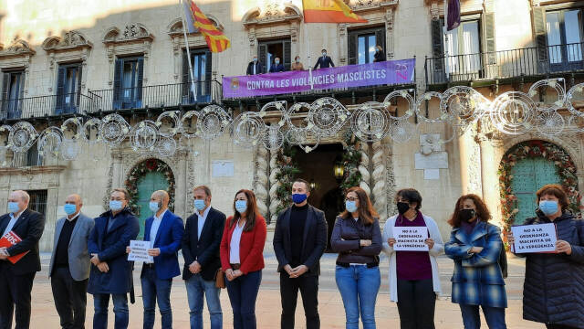Los concejales de PSOE, Compromís y Podemos han mostrado unos carteles contra la ordenanza antes del pleno 