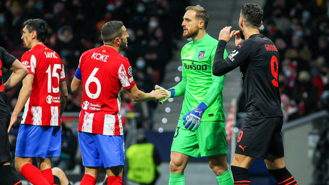 Varios jugadores del Atlético, contrariados durante el partido ante el Milan. 