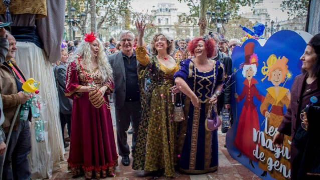 El alcalde de Valencia, Joan Ribó, junto a las 'magas republicanas'