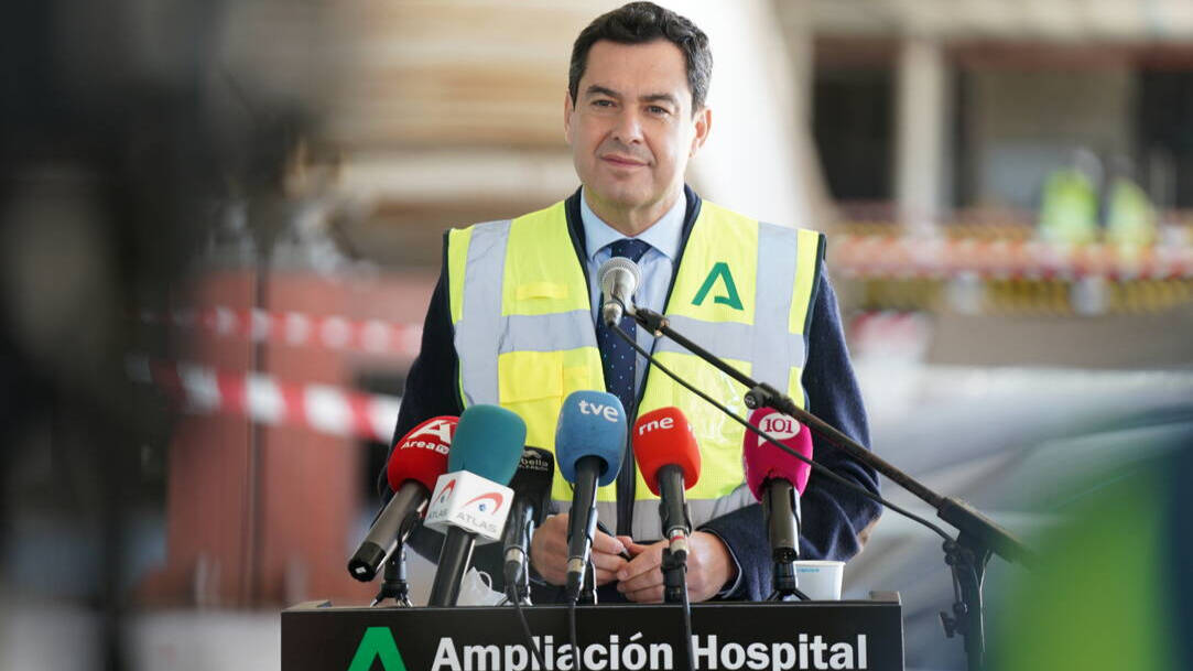 El presidente de la Junta de Andalucía, Juanma Moreno, hoy en el Hospital Costa del Sol de Marbella.