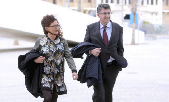 Tona Català junto a su marido el presidente de Les Corts, Enric Morera