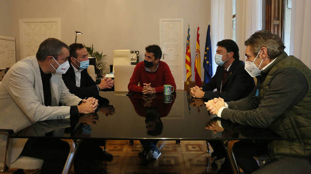 El presidente Carlos Mazón ha reunido a los alcaldes de Alicante y Elche  y a los responsables de La Vuelta