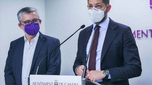 El alcalde de Gandia, José Manuel Prieto, junto a su socio el portavoz de Compromís, enfrentados por el glamping