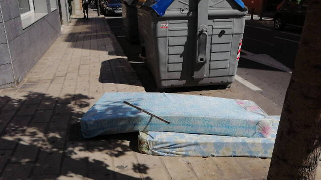 El servicio de recogida de Alicante encuentra todos los días colchones abandonados en las calles de la ciudad