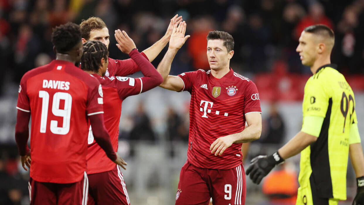 Lewandowski celebra un gol con sus compañeros