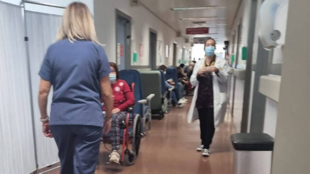 Pacientes en los pasillos del hospital de Manises
