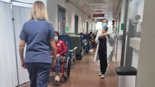 Saturación en el hospital de Manises con 40 pacientes sin cama y en los pasillos
