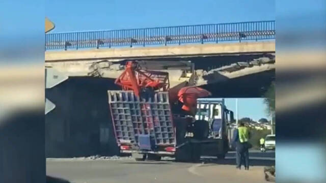 El camión ha quedado empotrado al puente al superar las dimensiones de altura
