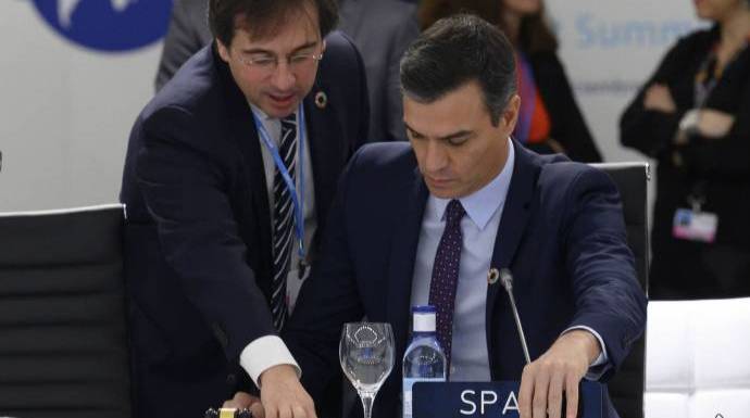 El ministro Albares señala un documento a Sánchez en la ONU.