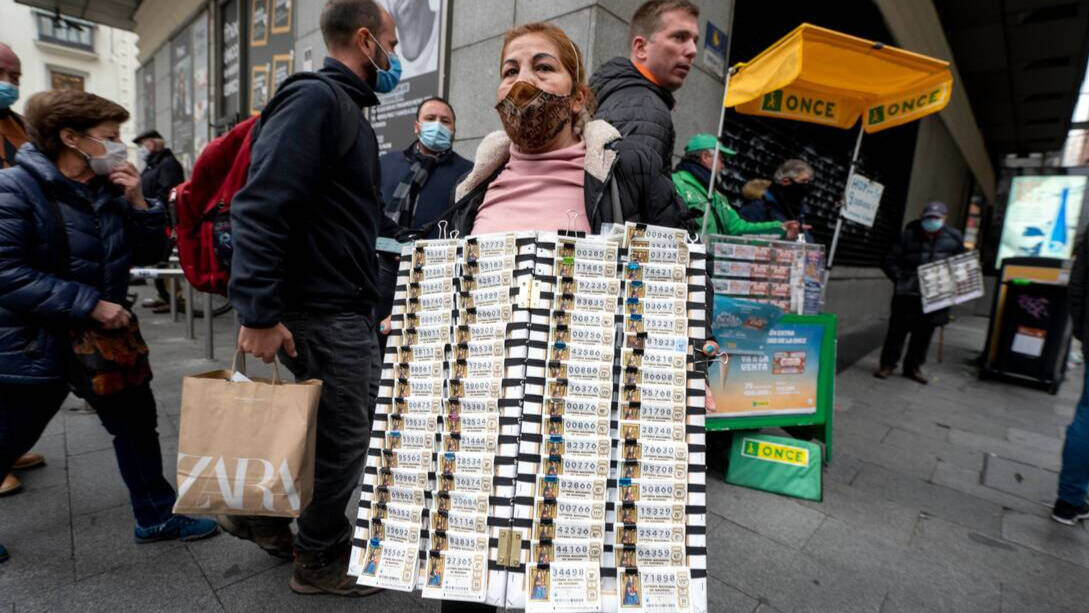 Una vendedora ambulante de lotería