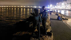 La Guardia Civil rescata a una mujer que se precipitó al mar en Torrevieja