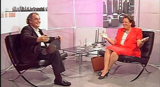 El autor del artículo, José María Lozano, con Rita Barberá durante una entrevista televisiva.