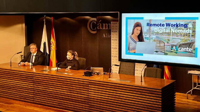 La vicealcaldesa de Alicante, Mari carmen Sánchez, y el presidente de Provía, Jesualdo Ros, durante la presentación