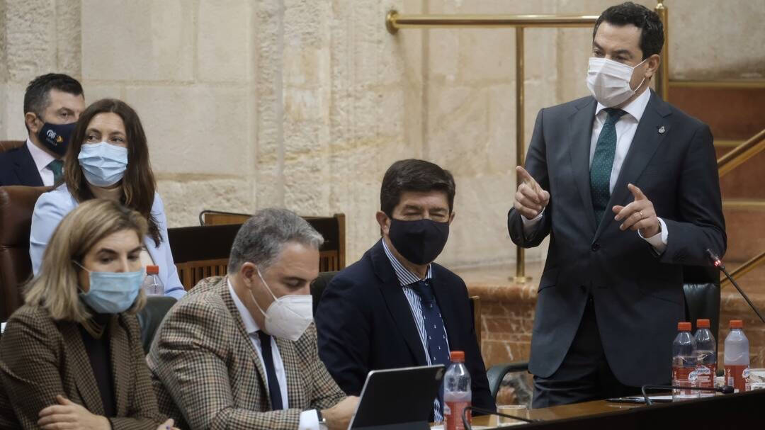Juanma Moreno, presidente de la Junta de Andalucía, en la sesión de control al Gobierno en el Parlamento.
