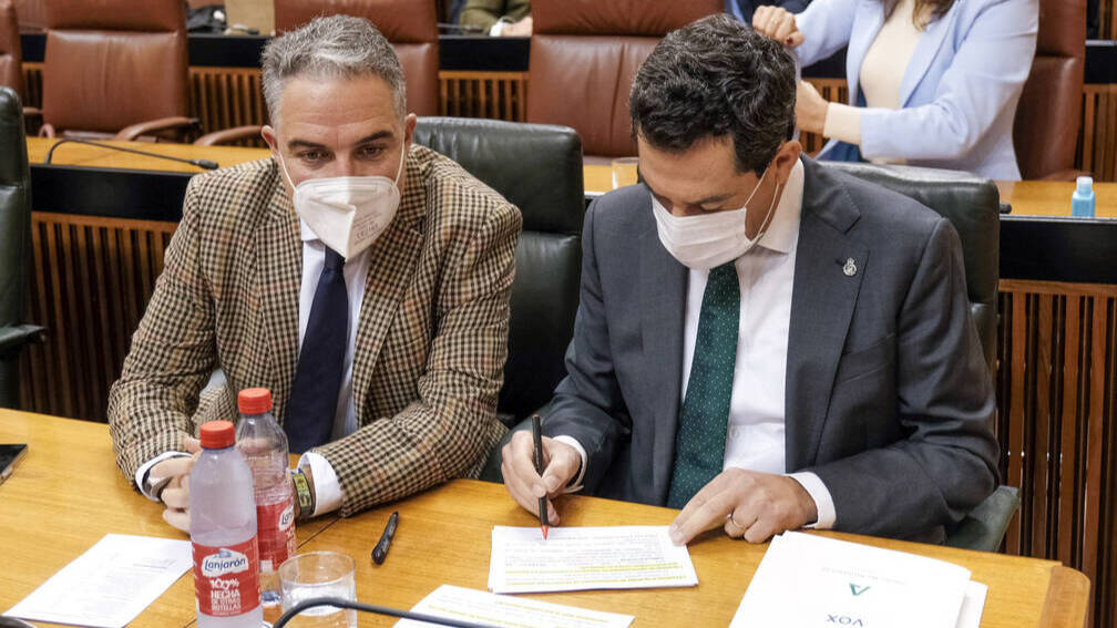 El presidente de la Junta de Andalucía, Juanma Moreno, junto al consejero de Presidencia, Elías Bendodo (PP), en el pleno del Parlamento.