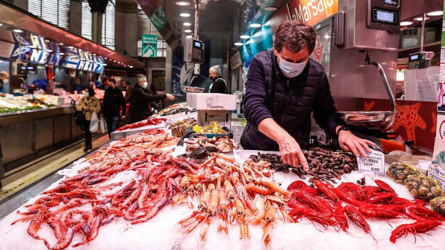 Un vendedor en un puesto de marisco, en el Mercado Central de Valencia /  Rober Solsona / Europa Press